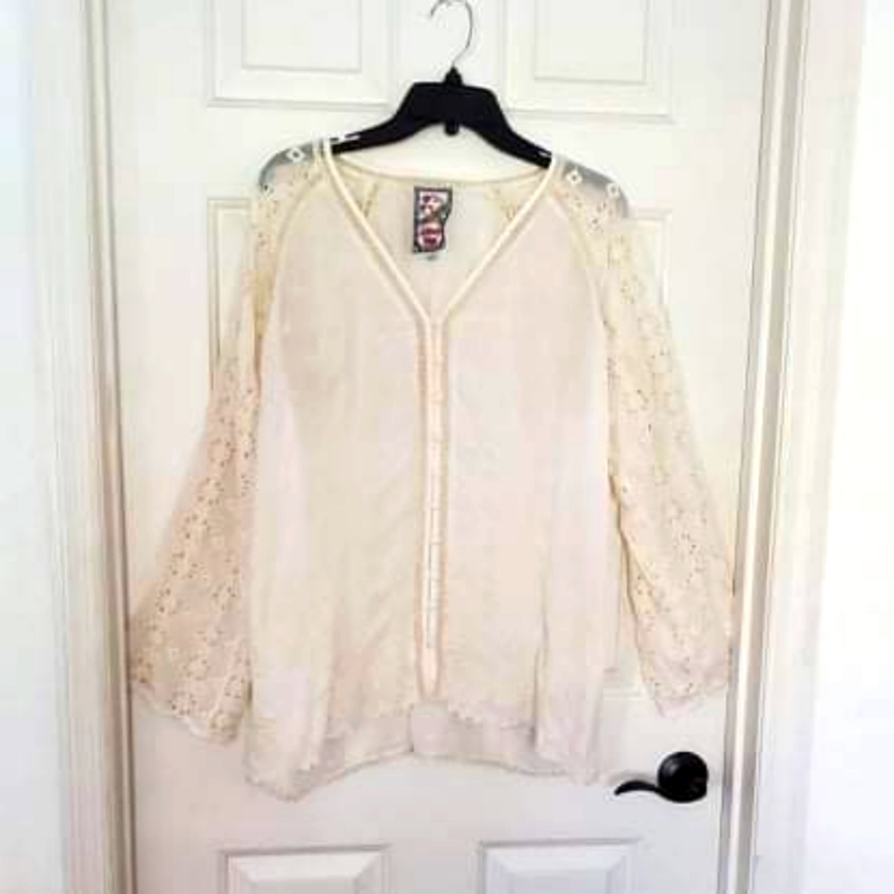 Johnny was blouse size L